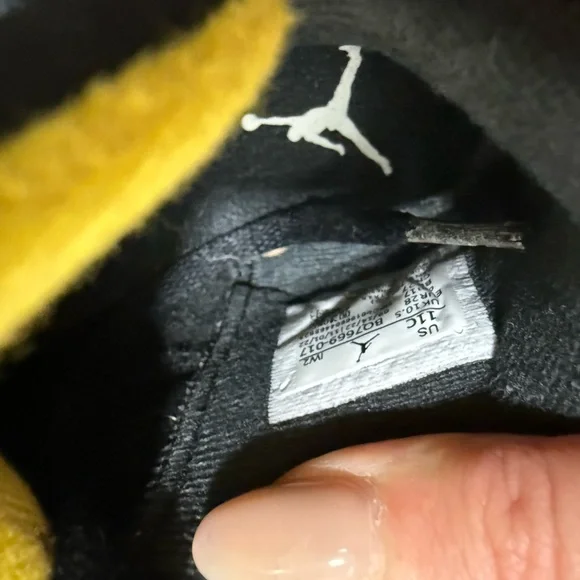 Toddler Jordans 4s Black and Yellow - Picture 2 of 5